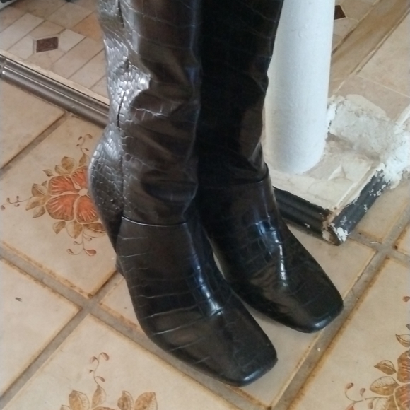 Tall black boots with heels - Picture 2 of 3